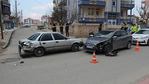 Karaman'da dedesinin otomobilini çalan 16 yaşındaki genç polisin 'dur' ihtarına uymayarak başka araca çarptı
