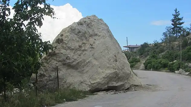 Karaman'da dev kaya parçası köy yoluna düştü