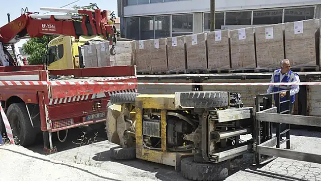 Karaman'da devrilen forkliftin altında sıkışan operatör yaralandı
