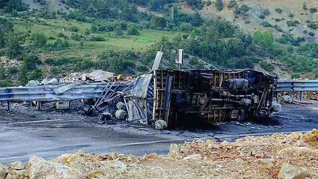 Karaman'da devrilen kamyonetteki tüpler bomba gibi patladı: 2 yaralı
