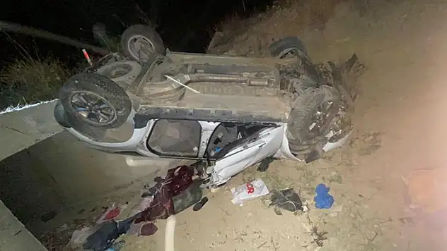 Karaman'da devrilen otomobilde sıkışan 3 kişiyi itfaiye ekipleri kurtardı
