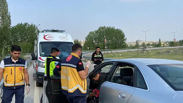 Karaman'da direksiyon başında rahatsızlanan sürücü, bariyerlere çarparak yaralandı
