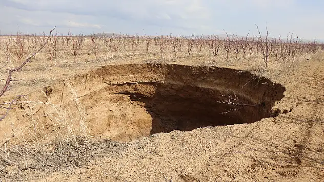 Karaman'da elma bahçesinde 20 metre derinliğinde, 50 metre çapında obruk oluştu
