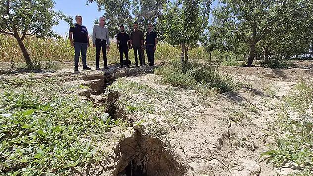 Karaman'da elma bahçesinde oluşan 100 metrelik yarık korkuttu
