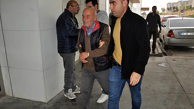 Karaman'da eşini bıçaklayan şüpheli, kendisine soru soran gazeteciyi 'Seni de bıçaklarım' diyerek tehdit etti

