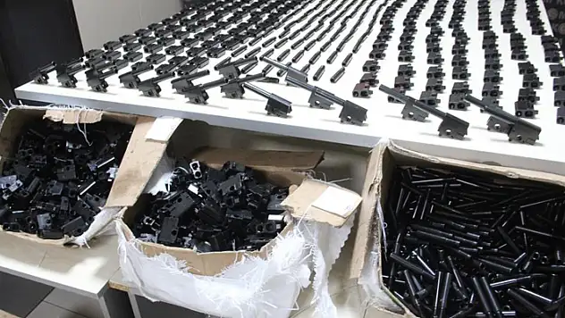 Karaman'da ev eşyalarının arasında binlerce tabanca namlusu ile fişek yatağı ele geçirildi
