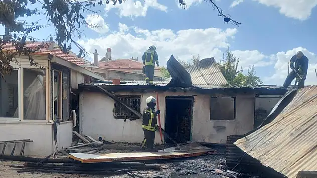 Karaman'da evin aşenesi çıkan yangında kullanılamaz hale geldi

