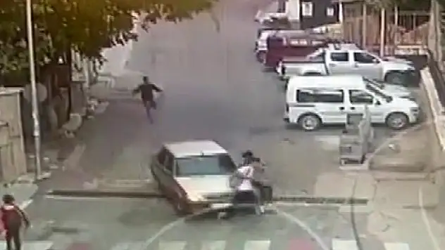 Karaman'da freni boşalan otomobilin gence çarpma anı kameraya yansıdı


