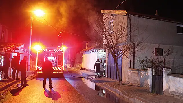 Karaman'da garajdaki hafif ticari araç yanarak kullanılamaz hale geldi