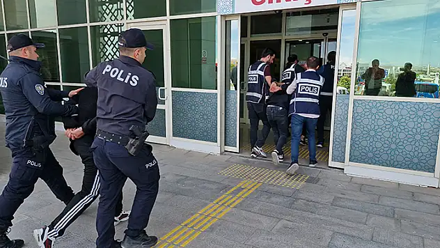 Karaman'da gasp ettikleri telefonu satmaya çalışan 3 kişi tutuklandı