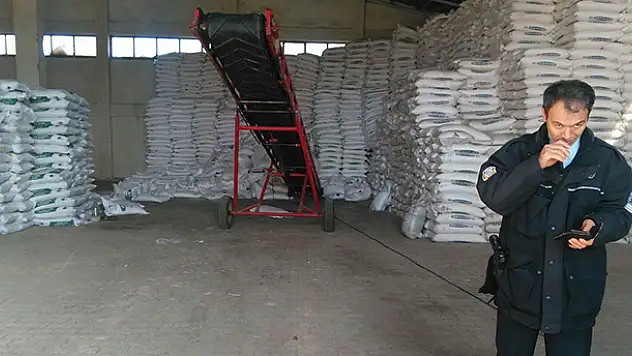 Karaman'da gübre torbalarının altında kalan işçi yaralandı
