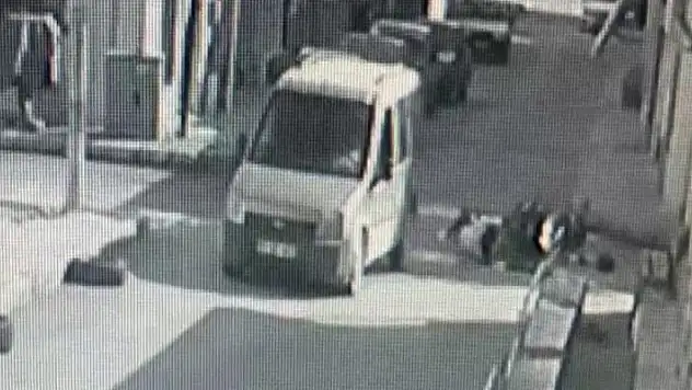 Karaman'da hafif ticari araç ile motosikletin çarpıştığı kaza kamerada
