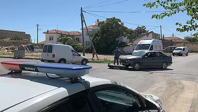 Karaman'da hafif ticari araç ile otomobil kavşakta çarpıştı: 1 yaralı
