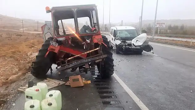 Karaman'da hafif ticari araç traktöre arkadan çarptı: 2 yaralı

