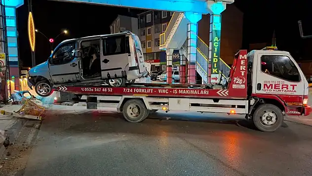 Karaman'da hafif ticari araç üst geçidin beton ayağına çarptı