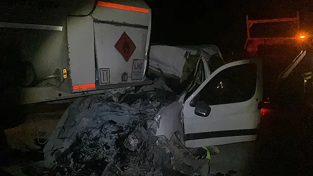 Karaman'da hafif ticari araç, yakıt tankerine ok gibi saplandı: 1 ölü
