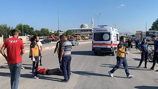 Karaman'da hafif ticari araçla çarpışan motosiklet 30 metre sürüklendi: 2 yaralı

