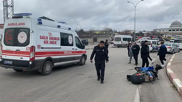 Karaman'da hafif ticari araçla çarpışan motosikletin sürücüsü yaralandı
