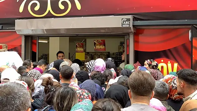 Karaman'da her ürünün 100 liradan satışa sunulduğu mağaza açılışında izdiham yaşandı
