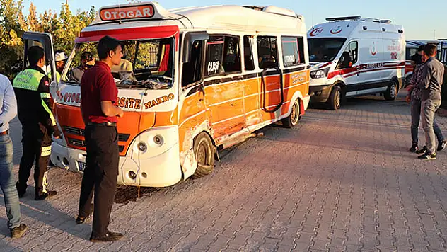 Karaman'da iki minibüs çarpıştı: 15 yaralı