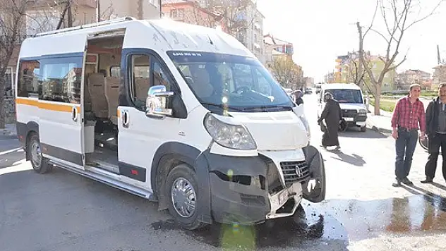 Karaman'da iki öğrenci servisi çarpıştı: 8 yaralı
