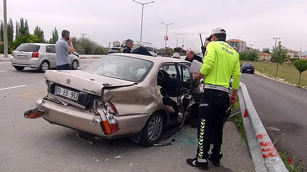 Karaman'da iki otomobil çarpıştı: 1 ölü, 7 yaralı

