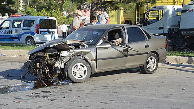 Karaman'da iki otomobil çarpıştı: 1 yaralı