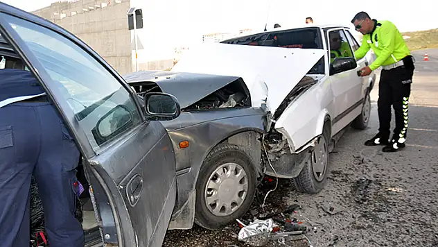 Karaman'da iki otomobil çarpıştı: 2'si çocuk 5 yaralı


