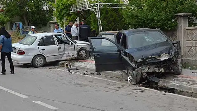 Karaman'da iki otomobil çarpıştı: 5 yaralı