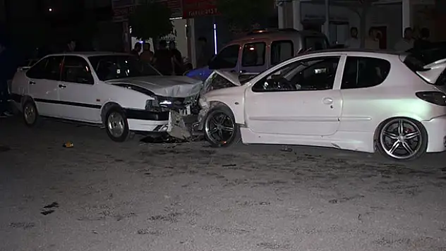 Karaman'da iki otomobil kafa kafaya çarpıştı: 9 yaralı