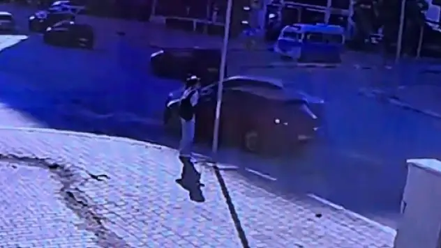 Karaman'da iki otomobilin çarpıştığı kazada yaya kıl payı kurtuldu
