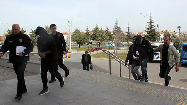 Karaman'da imamın namaza gelen çocuklara vereceği simit ve kıyafetleri çalan 2 kardeş tutuklandı

