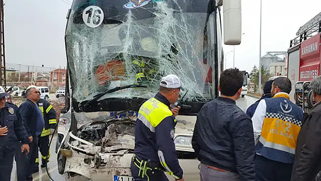 Karaman'da işçi servisi tıra çarptı: 6 yaralı