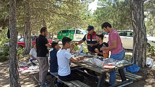 Karaman'da Jandarma, vatandaşları orman yangınlarına karşı bilgilendirdi
