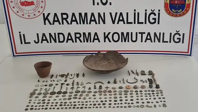 Karaman'da jandarmanın durdurduğu araçtan çok sayıda tarihi eser çıktı
