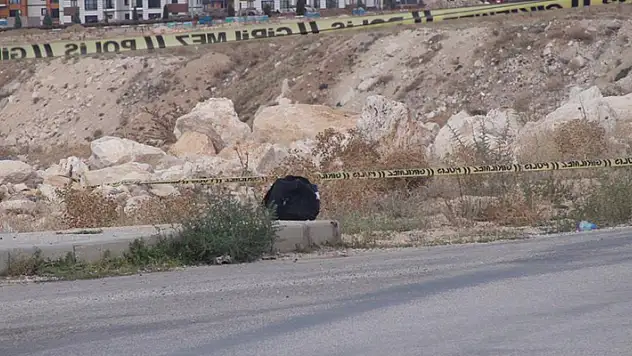 Karaman'da kaldırım üzerindeki şüpheli çanta polisi alarma geçirdi! İçinden ayakkabı ve kıyafet çıktı
