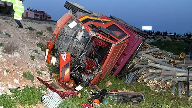 Karaman'da kamyon römorka çarptı: 1 ölü, 2 yaralı