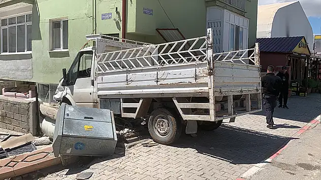 Karaman'da kamyonet bahçe duvarına çarptı: 2 yaralı
