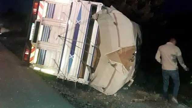 Karaman'da kamyonet devrildi: 2 yaralı