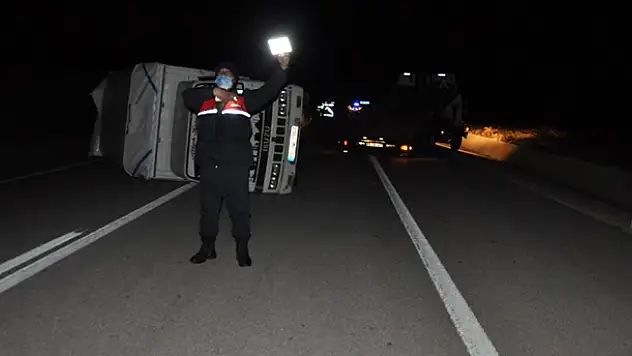 Karaman'da kamyonet ile otomobil çarpıştı: 6 yaralı