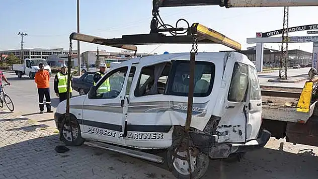 Karaman'da kamyonet ile otomobil çarpıştı: 2 yaralı
