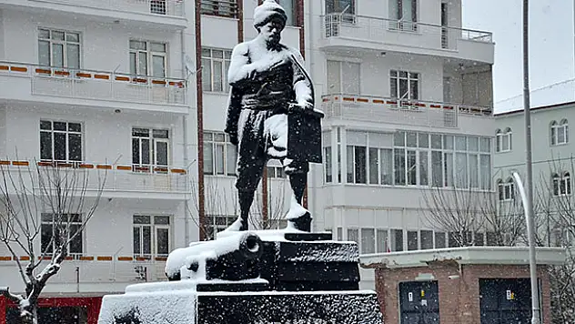 Karaman'da kar yağışı şehirler arası ulaşımı aksatıyor! Karaman-Konya kara yolunda  çalışmalar devam ediyor!