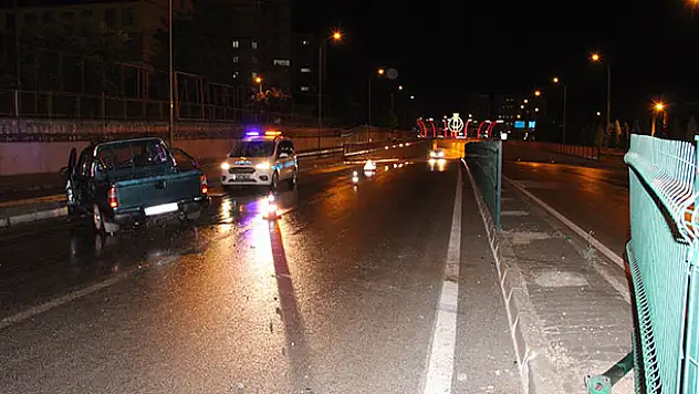 Karaman'da karşı şeride geçen kamyonetteki 5 kişilik aile ölümden döndü