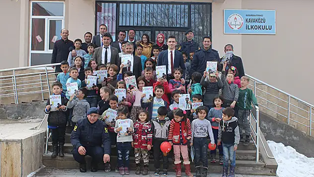 Karaman'da Kaymakam Çakır öğrencilere Jandarma Çocuk Dergisi dağıttı