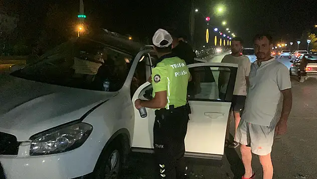 Karaman'da kaza sonrası araçta sıkışan sürücü ile yaşlı kadını itfaiye ekipleri kurtardı
