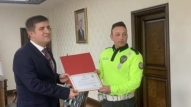 Karaman'da kazayı önleyen kahraman polise başarı belgesi verildi
