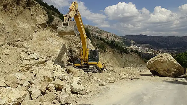 Karaman'da kepçenin üzerine 30 tonluk kaya düştü