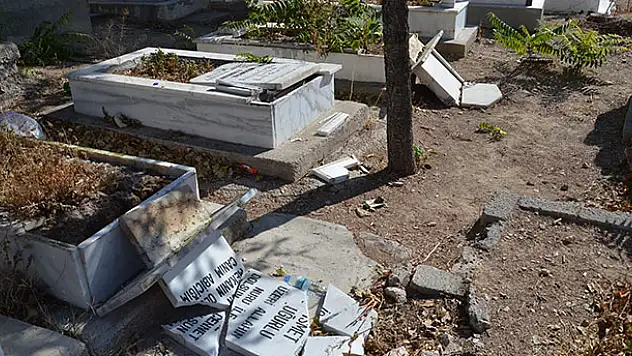 Karaman'da kimliği belirsiz kişiler 8 mezar taşını tahrip etti