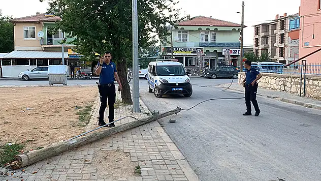 Karaman'da kırılan telefon direği kaldırıma devrildi
