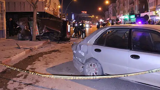 Karaman'da kontrolden çıkan araç park halindeki otomobile çarparak devrildi: 2 yaralı
